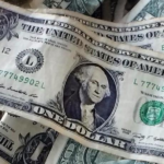Peso pierde 0.22%; dólar cotiza en $23.49 por unidad en bancos