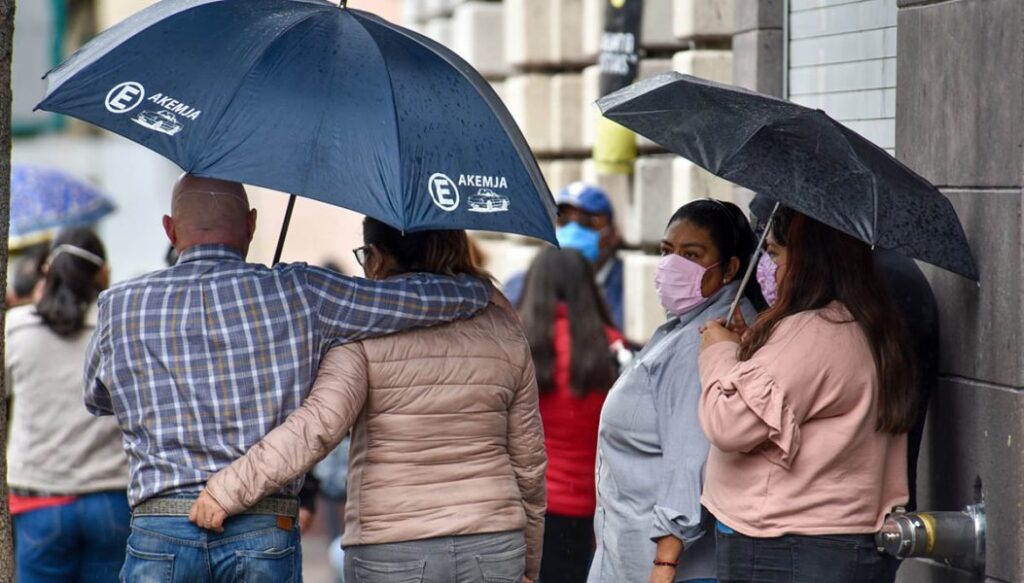 Bajas temperaturas y lluvias se presentaron el el Valle de Toluca durante este día. thumbnail