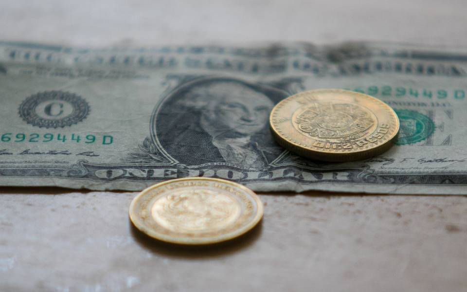 Peso cae tras tocar mejor nivel desde marzo, presionan tensiones China-EU