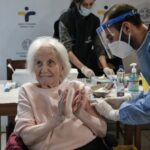 Agencia de la Unión Europea avala vacuna de Moderna contra COVID-19