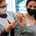 Israel comienza a vacunar contra Covid a estudiantes adolescentes