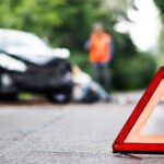 Por sacar la cabeza por la ventanilla de un coche, joven muere tras ser golpeado por otro auto