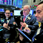 WALL STREET CAE DESDE MÁXIMOS HISTÓRICOS TRAS FUERTE AVANCE; TWITTER SE DESPLOMA