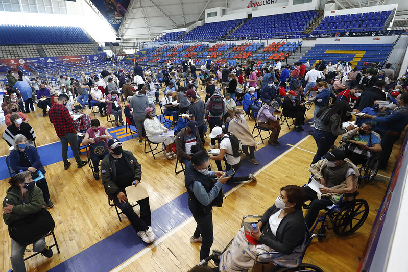 Detienen a funcionarios por ingresar irregularmente a sus familiares a la fila de vacunación thumbnail