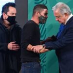 Logra joven acercarse a AMLO durante la “mañanera”