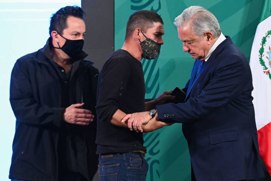 Logra joven acercarse a AMLO durante la mañanera thumbnail