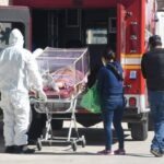 Apoyan bomberos en el traslado de pacientes Covid