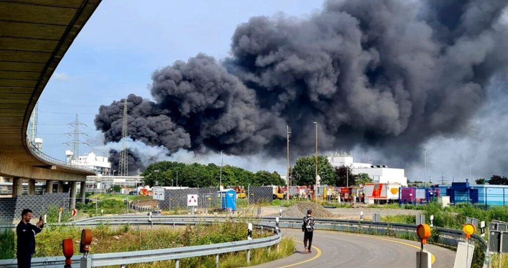 Alemania Explosión deja al menos 16 heridos en parque de industrias químicas thumbnail