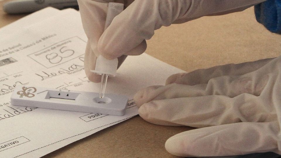 Covid-19: Replicación viral y contagios podrían generar variantes más complicadas, asegura experto
