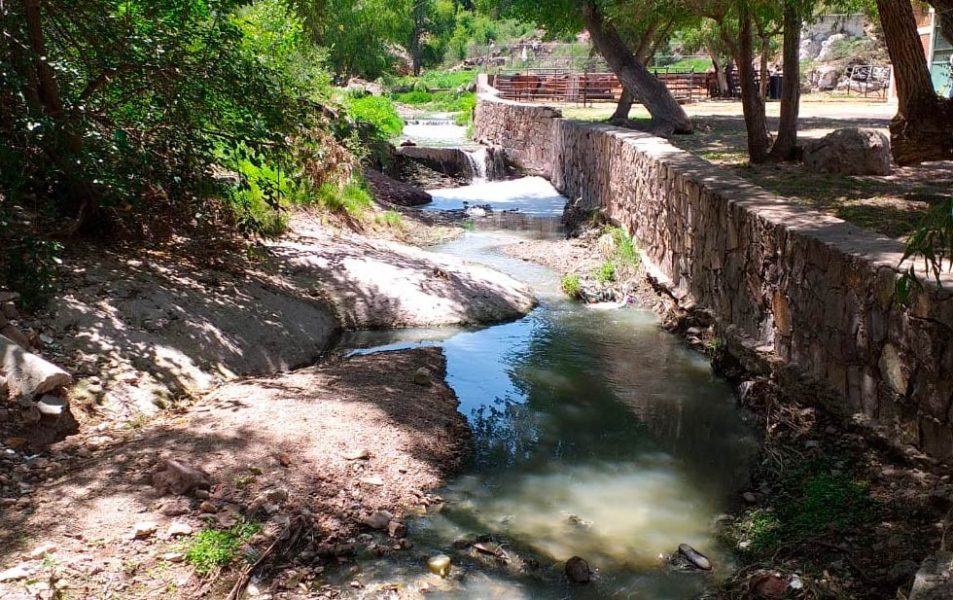 Cruzan aguas negras por el Parque Acueducto thumbnail