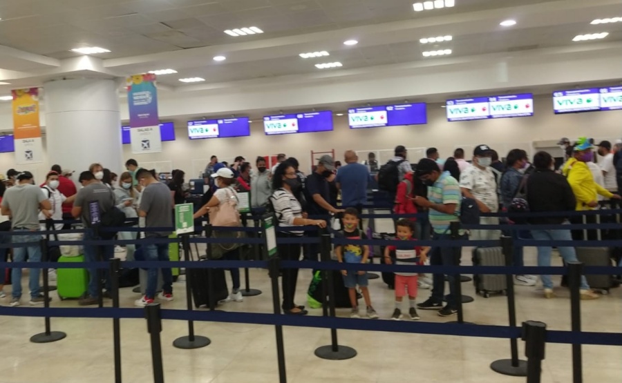 FIRME EL FLUJO DE VIAJEROS EN AEROPUERTO DE CANCÚN