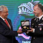 Condecoran con Águila Azteca al comandante italiano Roberto Riccardi por recuperar piezas arqueológicas