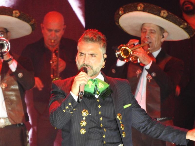 ALEJANDRO FERNÁNDEZ BRILLA EN CANCÚN