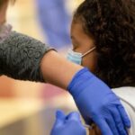 Covid-19: FDA autoriza dosis de refuerzo Pfizer para jóvenes de 16 y 17 años