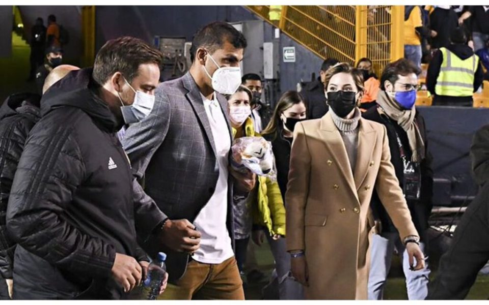 Nahuel Guzmán, portero de Tigres, lanzó peluche a jugadoras de Rayadas thumbnail