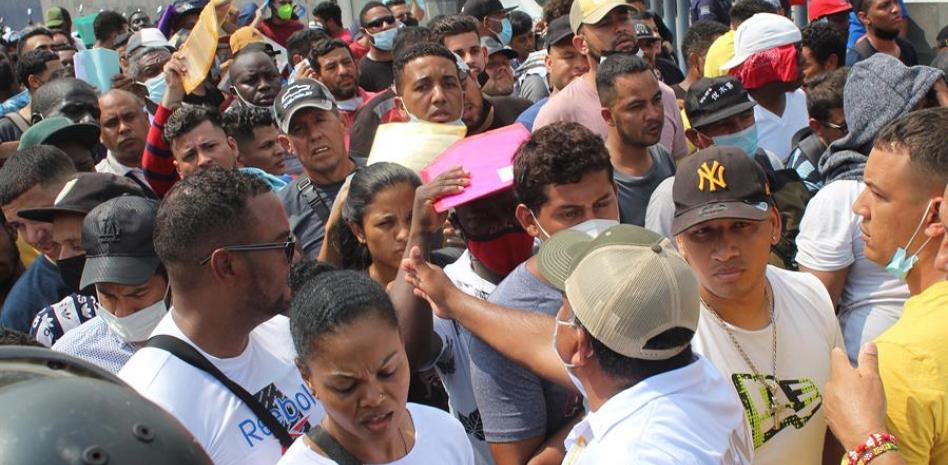Extranjeros irrumpen en oficina migratoria al sur de México thumbnail