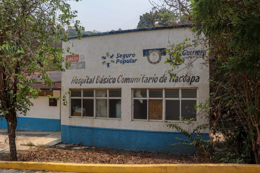 El hospital de Tlacoapa, Guerrero, abrió para atender a una de las zonas más pobres, pero carece de especialistas y medicinas thumbnail