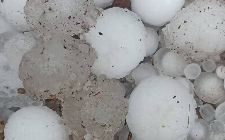 Caída de granizo pinta de blanco a Guadalupe y Calvo thumbnail