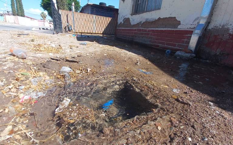 Denuncian desperdicio de agua potable por robo de medidor en la Unidad Cuauhtémoc