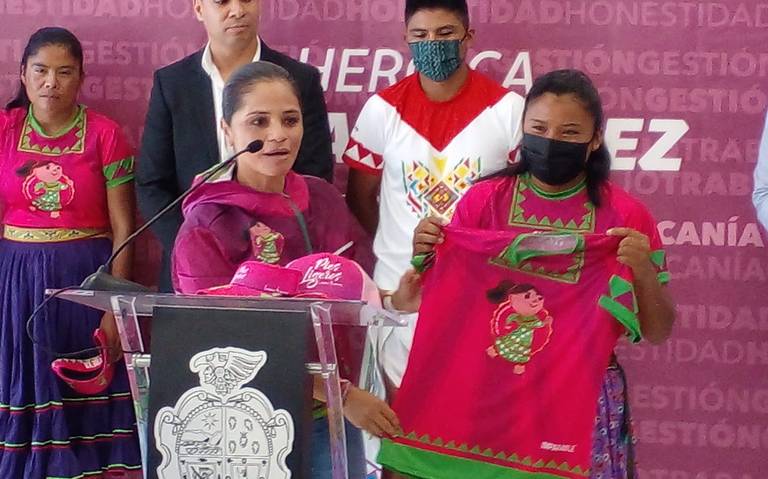 Maratonista Rarámuri lanza su línea de ropa deportiva «Lorena Imparable»