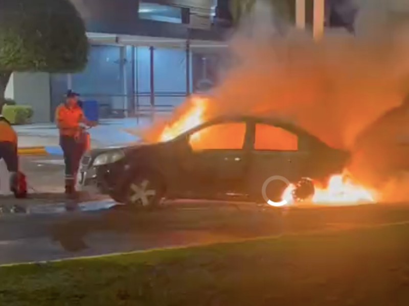 Universidad de Guanajuato y campus de la UNAM suspenden clases tras bloqueos e incendios