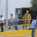 Evacúan a 450 empleados de fábrica de ataúdes por incendio