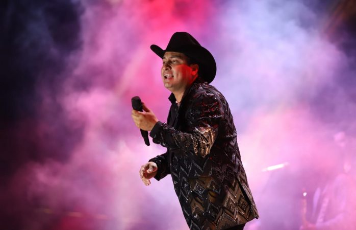 Julión Álvarez pone a bailar a Chihuahua en la ceremonia de El Grito thumbnail