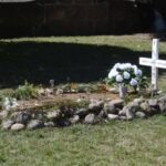 Colocan flores blancas en tumbas de jesuitas