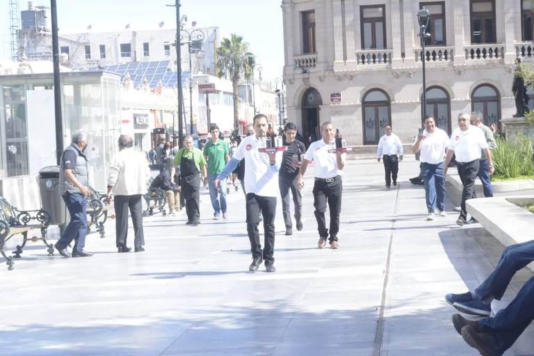 Exhiben meseros sus habilidades en el Centro Histórico de Chihuahua