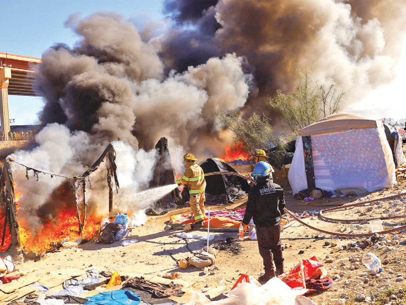 Queman campamento venezolano en Juárez; reubican a 500 migrantes en albergues