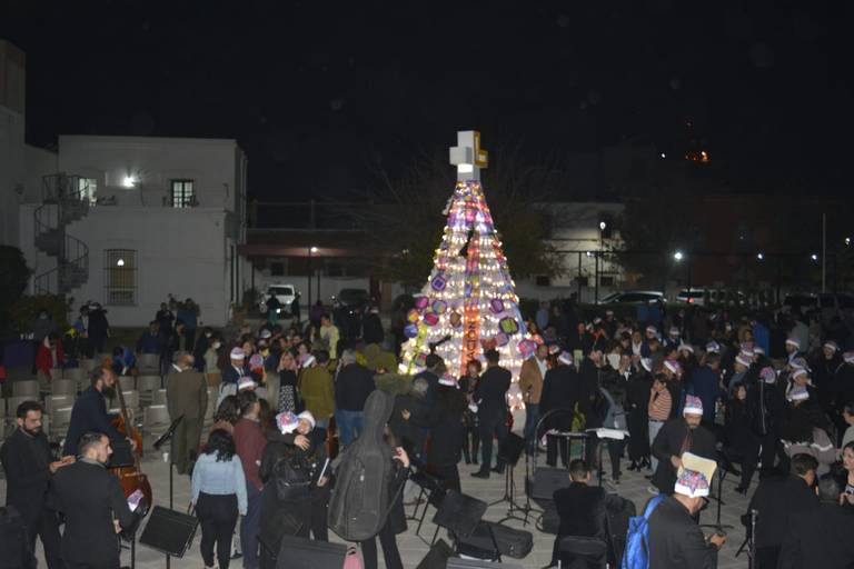 Festeja Uach su 68 aniversario con encendido del árbol navideño en la Quinta Gameros thumbnail