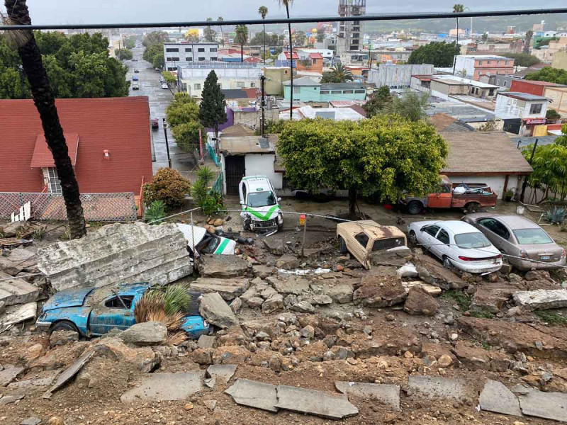 Colapsos, derrumbes y encharcamientos dejan lluvias en Tijuana thumbnail