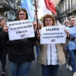 Denuncian maestros descuento arbitrario en su nómina