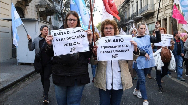 Denuncian maestros descuento arbitrario en su nómina thumbnail