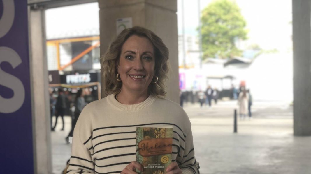 Presenta Paulina Vieitez su libro «Helena» en centro comercial de Chihuahua