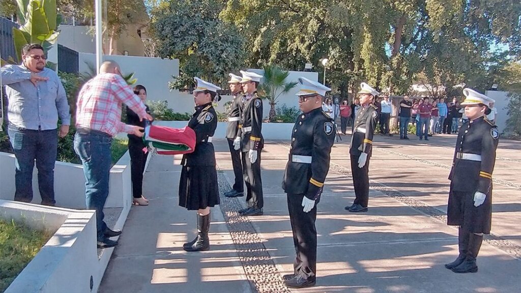 Realizan ceremonia de izamiento de la bandera por el Natalicio de Benito Juárez thumbnail