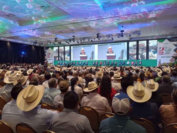 Con rechiflas, Augusto López inaugura Convención Ganadera en Chihuahua