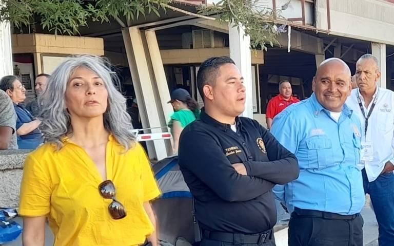 Activista enfrenta a funcionario que intenta retirar a migrantes de campamento en Juárez