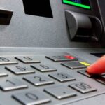 Alertan por nueva modalidad de robo en cajeros, delincuentes cambian tarjetas