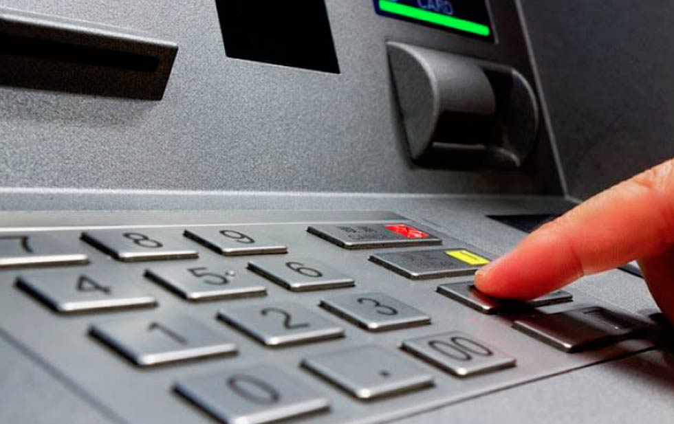 Alertan por nueva modalidad de robo en cajeros, delincuentes cambian tarjetas