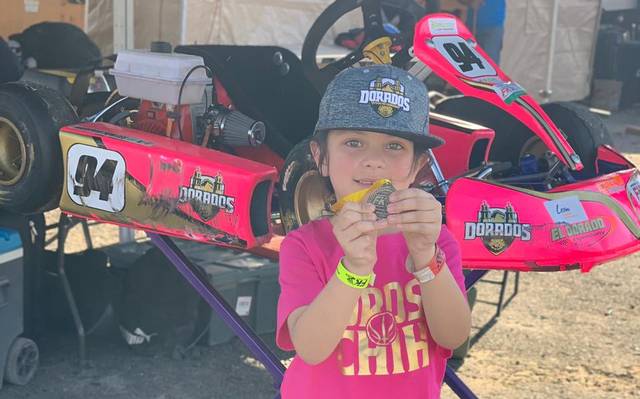 Aún con fallas de carburador, Marifer la pequeña piloto, termina su primera carrera