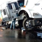 Choque entre camión urbano y tráiler en el Periférico Lombardo Toledano deja 10 lesionados