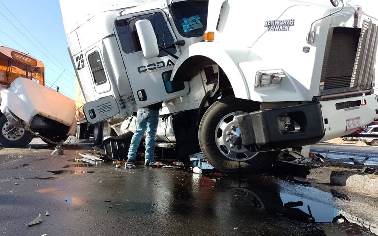 Choque entre camión urbano y tráiler en el Periférico Lombardo Toledano deja 10 lesionados thumbnail