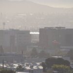 Cubre esmog los cerros y cielo de la ciudad capital