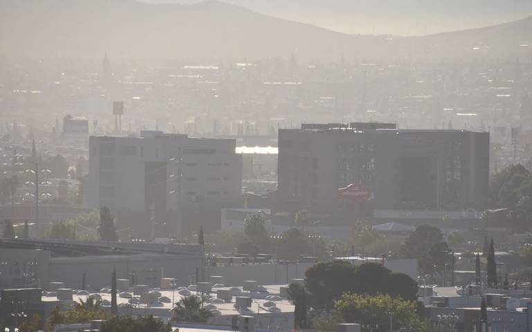 Cubre esmog los cerros y cielo de la ciudad capital