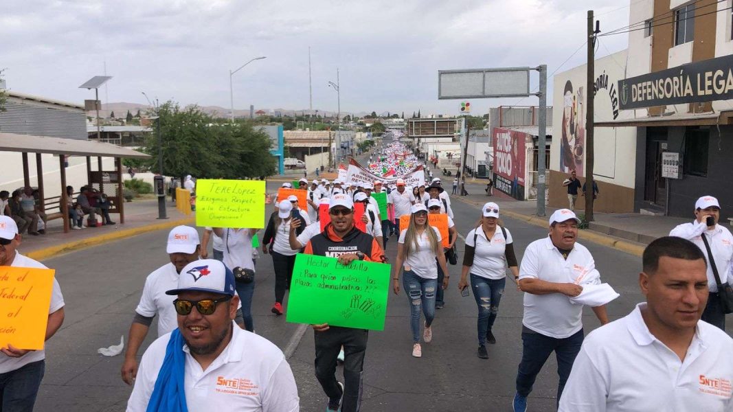 Desfilan cerca de 10 mil maestros en Chihuahua