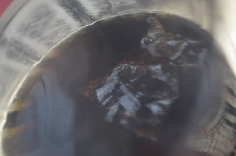 En-Delicias-mujer-halla-un-pedazo-de-plastico-dentro-de-su-refresco thumbnail