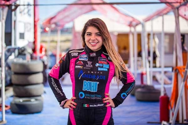 “En la pista no hay hombres ni mujeres, sólo pilotos” Regina Sirvent thumbnail
