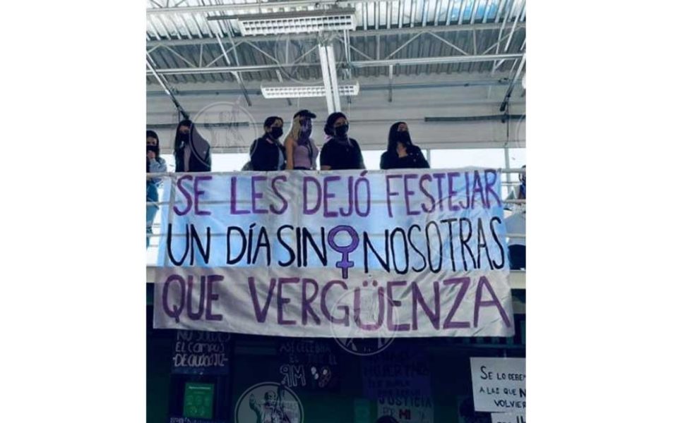 Estudiantes ‘festejan’ con carne asada y Champions ausencia de mujeres por 8M