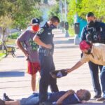 Hombre convulsiona en vía pública